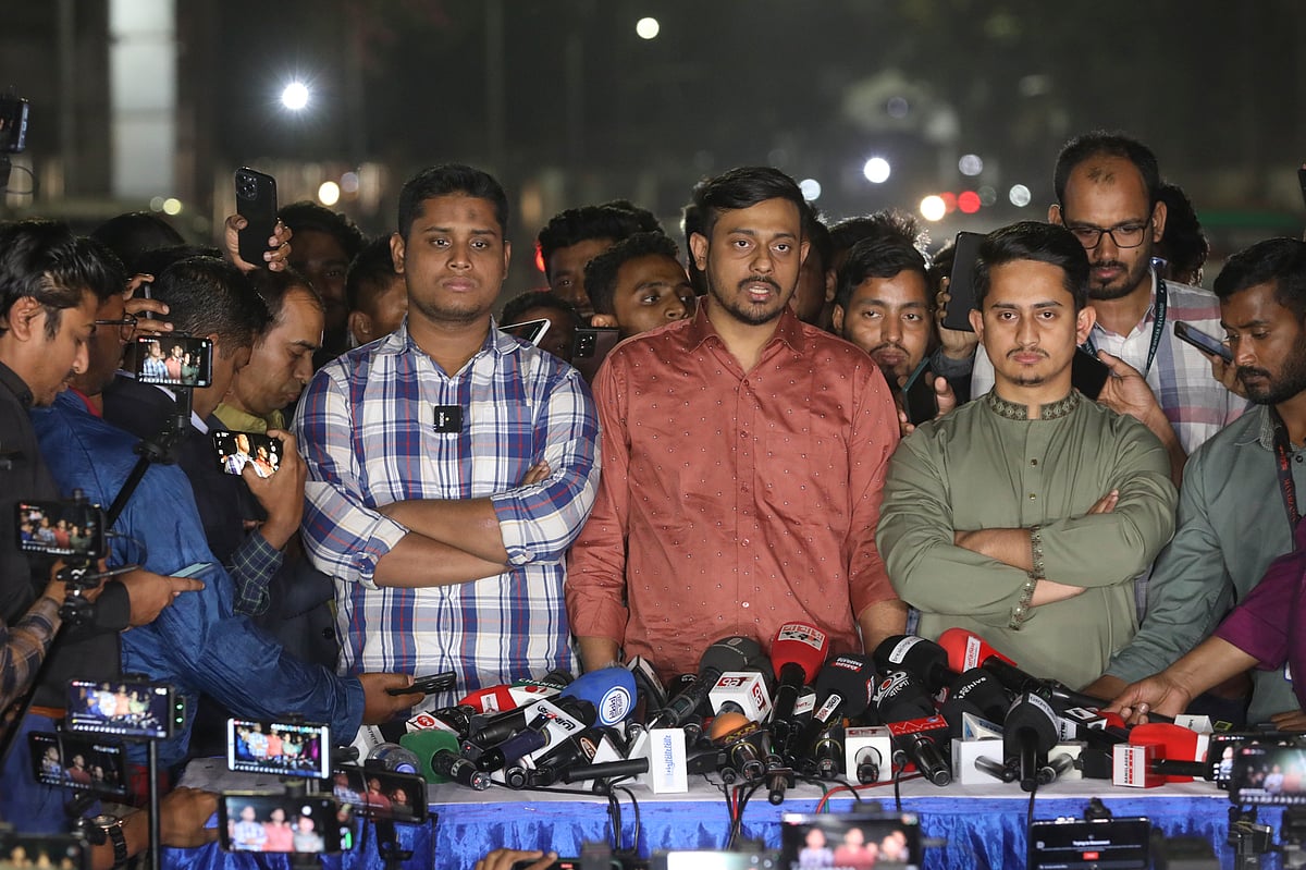 জাতীয় ঐকমত্য কমিশনের বৈঠক শেষে বেরিয়ে নাসীরুদ্দীন পাটওয়ারী সাংবাদিকদের সঙ্গে কথা বলেন জাতীয় নাগরিক কমিটির আহ্বায়ক নাসীরুদ্দীন পাটওয়ারী