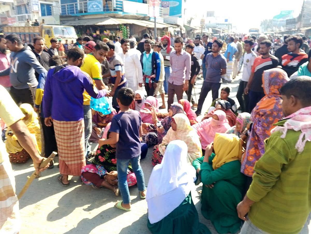 নাটোরের লালপুর ত্রিমোহনীতে আটক নেতা ও তাঁর ছেলেদের মুক্তির দাবিতে আজ শনিবার দুপুরে সড়ক অবরোধ করেন বিএনপির কর্মী-সমর্থকেরা