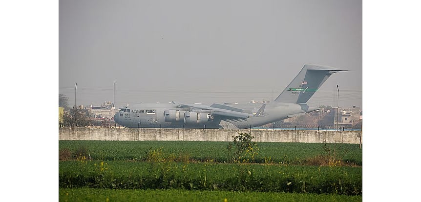 গতকাল শনিবার ভারতীয় অভিবাসীদের নিয়ে মার্কিন বিমানবাহিনীর সি-১৭ গ্লোবমাস্টার উড়োজাহাজটি অমৃতসর আন্তর্জাতিক বিমানবন্দরে অবতরণ করে