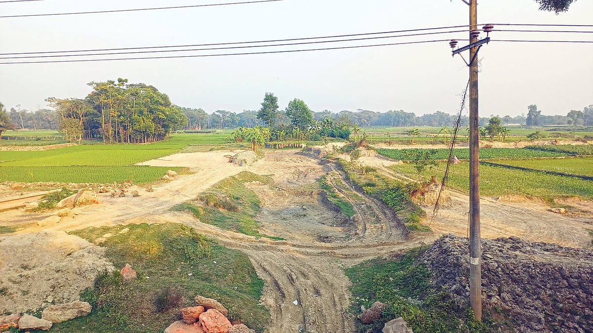 কুমিল্লার লালমাই উপজেলার চাঁদকলমিয়া ও বরল এলাকায় খাল ও পাড়ের মাটি লুটের দৃশ্য। সম্প্রতি তোলা ছবি