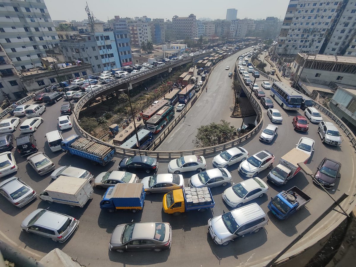 রামপুরায় অটোরিকশাচালকদের সড়ক অবরোধের কারণে বাড্ডায় এমন যানজট দেখা গেছে। আজ রোববার বেলা ১১টার দিকে