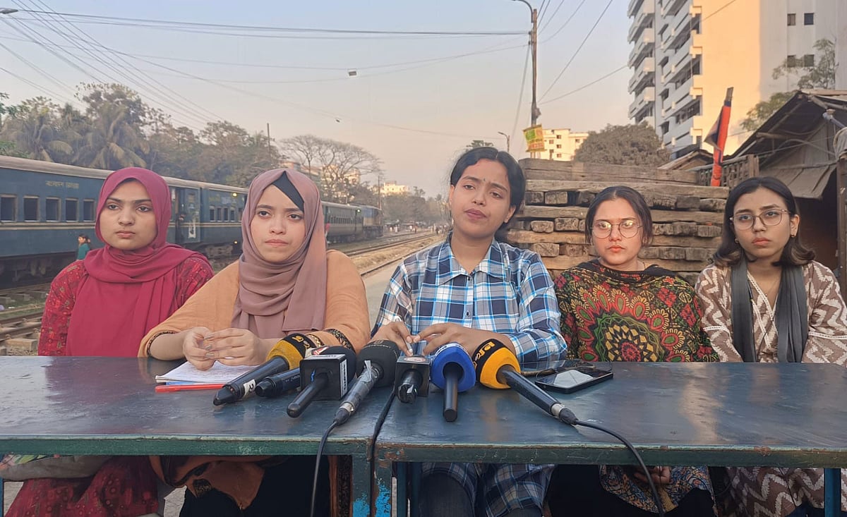 সংবাদ সম্মেলনে বহিষ্কার হওয়া চট্টগ্রাম বিশ্ববিদ্যালয়ের আবাসিক হলের ছাত্রীরা। আজ রোববার বিকেলে নগরের ষোলশহর রেলওয়ে স্টেশনে