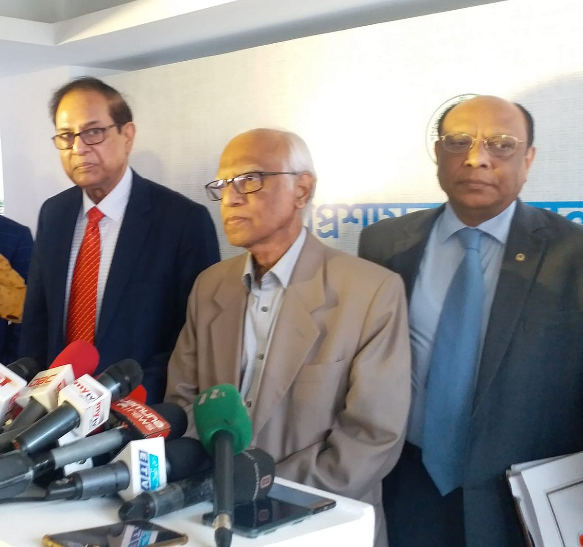 ডিসি সম্মেলনে শিক্ষা ও পরিকল্পনা মন্ত্রণালয়–সম্পর্কিত আলোচনা শেষে সাংবাদিকদের সঙ্গে কথা বলছেন শিক্ষা ও পরিকল্পনা উপদেষ্টা অধ্যাপক ওয়াহিদউদ্দিন মাহমুদ। আজ বিকেলে রাজধানীর ওসমানী স্মৃতি মিলনায়তন প্রাঙ্গণে