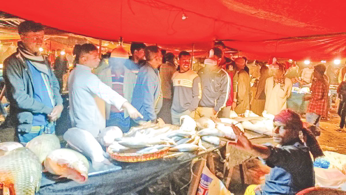 কিশোরগঞ্জের কটিয়াদীর ঐতিহ্যবাহী কুড়িখাই মেলা। জামাইয়েরা এ সময় মেলা থেকে বড় বড় মাছ কিনে নিয়ে যান শ্বশুরবাড়ি। গত শুক্রবার রাতের ছবি