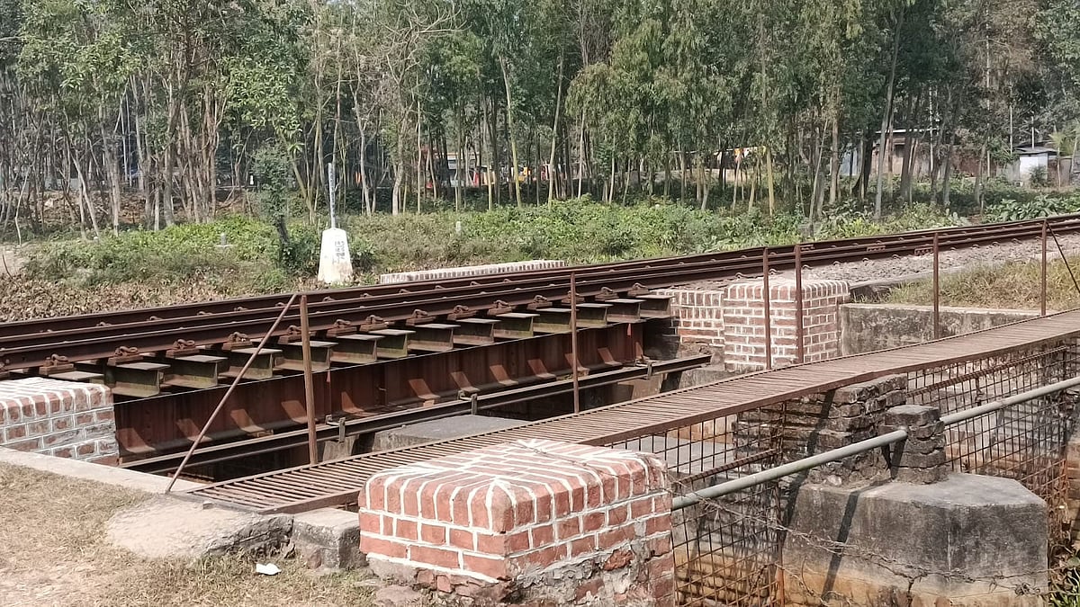 দিনাজপুরের হাকিমপুর উপজেলার হিলি সীমান্তে বিএসএফের বাধায় সাত দিন ধরে বন্ধ রেললাইনের কালভার্ট-সংলগ্ন নিরাপত্তা দেয়াল নির্মাণের কাজ