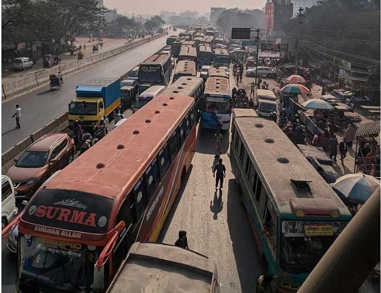সিএনজিচালিত অটোরিকশাচালকদের সড়ক অবরোধের প্রভাবে নারায়ণগঞ্জে  ঢাকাগামী লেনে যানজটের সৃষ্টি হয়। আজ রোববার সকালে