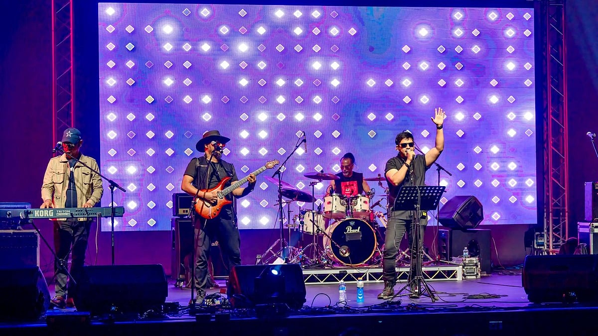 সিডনিতে গাইছে ওয়ারফেজ। ছবি: আকাশ দে