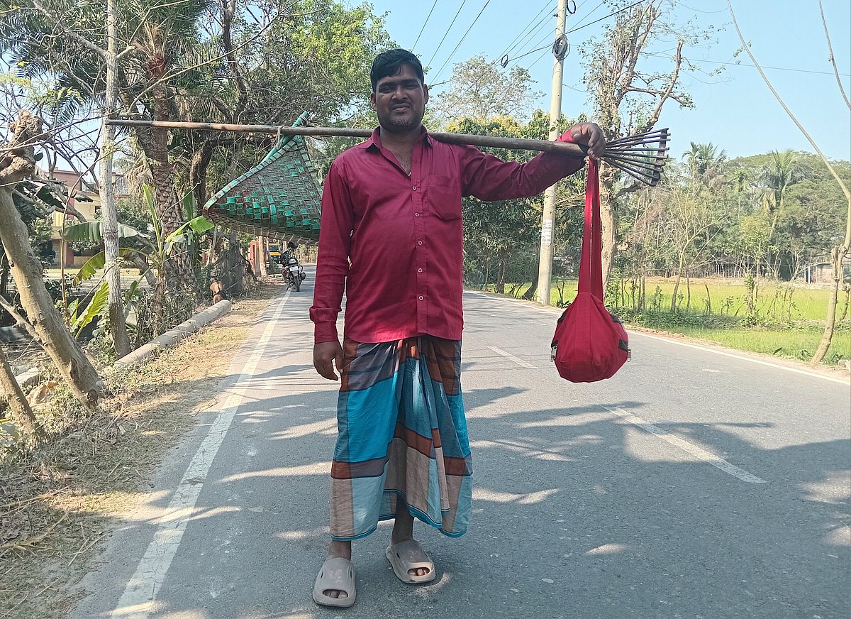 সাদ্দাম হোসেন গ্রামে গ্রামে ফেরি করে কড়ি-মালা বিক্রি করেন। আর জলাশয়ে হারিয়ে যাওয়া সোনা খুঁজে দেন। এই আয়েই তাঁর সংসার চলে