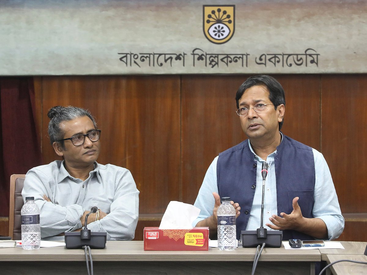 রোববার বিকেলে জাতীয় নাট্যশালা ভবনের সেমিনার হলে আয়োজিত ‘মনীষী স্মরণ’ অনুষ্ঠানে প্রবন্ধ পাঠ করেন প্রাবন্ধিক আ-আল মামুন। সভাপতিত্ব করেন কবি ও প্রথম আলোর নির্বাহী সম্পাদক সাজ্জাদ শরিফ