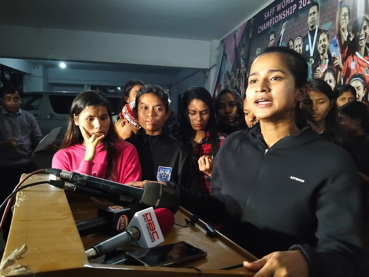 ৩০ জানুয়ারি সংবাদ সম্মেলনে বাংলাদেশের নারী ফুটবলাররা