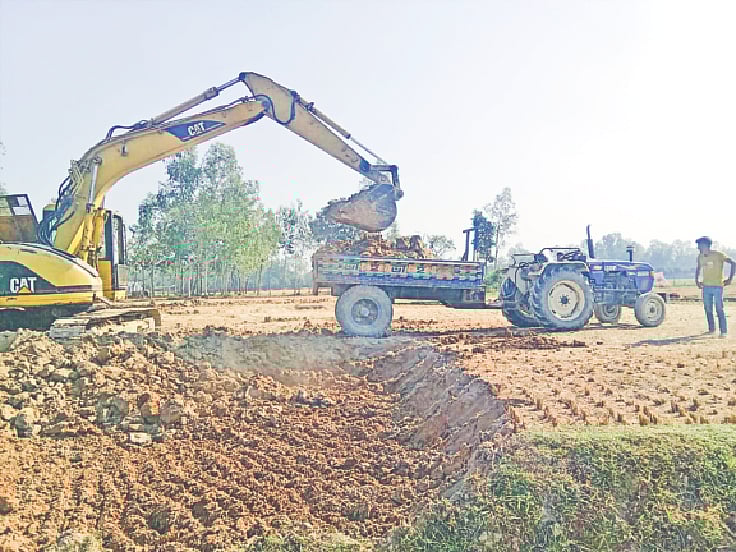 কৃষিজমির উপরিভাগের মাটি ইটভাটায় নিতে ভেকু দিয়ে কেটে নেওয়া হচ্ছে। রংপুরের বদরগঞ্জের চম্পাতলী এলাকায়। সম্প্রতি তোলা