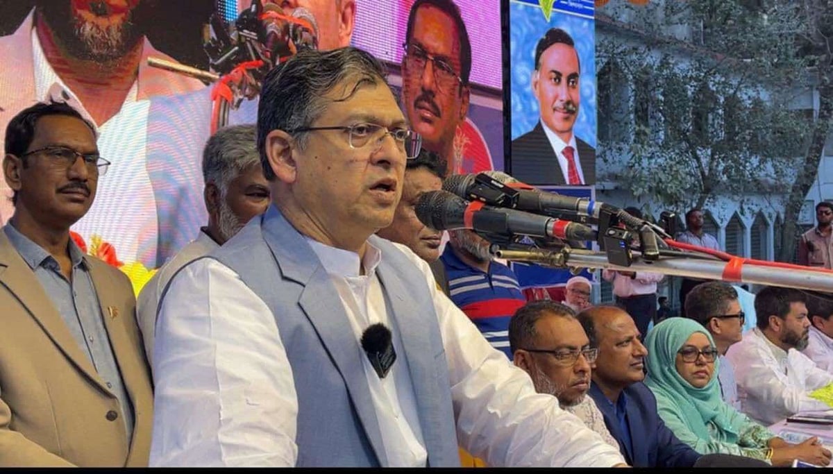 ফেনীতে বিএনপির জনসভায় বক্তব্য দেন দলের স্থায়ী কমিটির সদস্য ও সাবেক মন্ত্রী সালাউদ্দিন আহমেদ