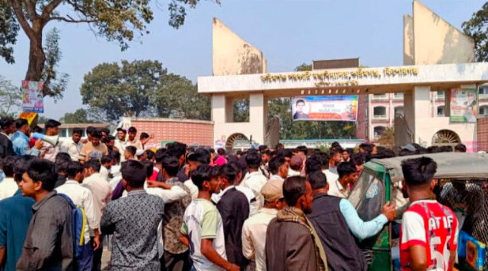 করিমগঞ্জ সরকারি কলেজের অধ্যক্ষ নিয়োগের দাবিতে সড়ক অবরোধ করে বিক্ষোভ করেছে শিক্ষার্থীরা। রোববার দুপুরে কিশোরগঞ্জ-চামটা বন্দর সড়কে