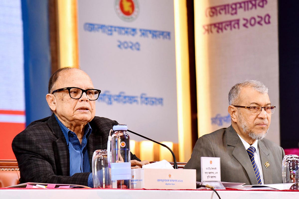 জেলা প্রশাসক সম্মেলনে খাদ্য ও ভূমি মন্ত্রণালয় সংক্রান্ত প্রথম অধিবেশনে বক্তব্য দেন খাদ্য এবং ভূমি উপদেষ্টা আলী ইমাম মজুমদার