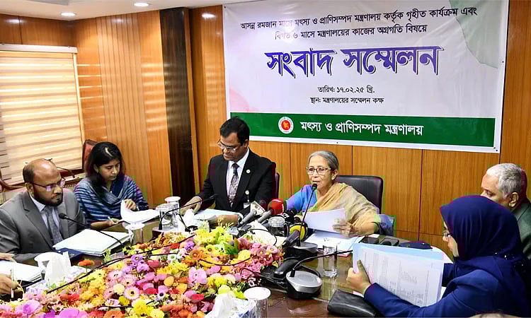 সংবাদ সম্মেলনে কথা বলছেন মৎস্য ও প্রাণিসম্পদ উপদেষ্টা ফরিদা আখতার। আজ সোমবার মৎস্য ও প্রাণিসম্পদ মন্ত্রণালয়ের সম্মেলনকক্ষে