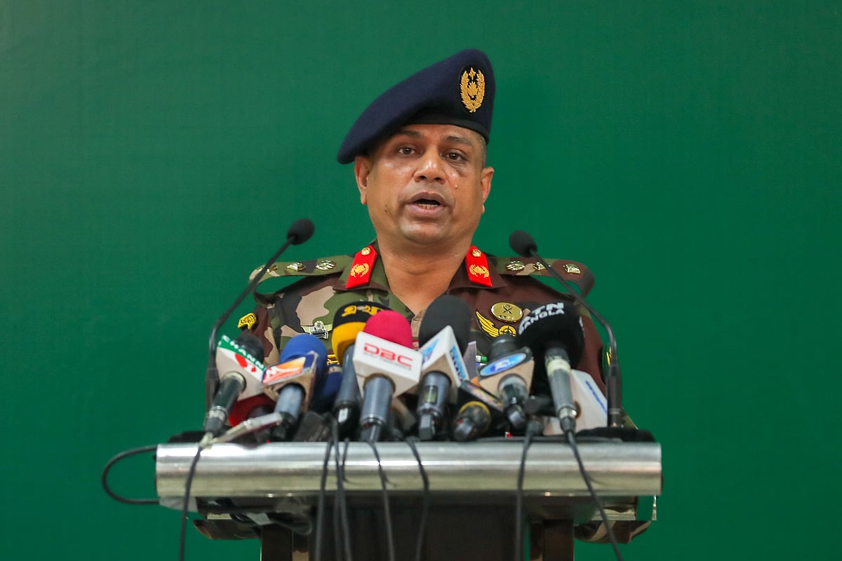 সেনা সদরের মিলিটারি অপারেশনস ডিরেক্টরেটের কর্নেল স্টাফ কর্নেল মো. শফিকুল ইসলাম প্রেস ব্রিফিংয়ে বক্তব্য রাখেন। আজ সোমবার দুপুরে ঢাকা সেনানিবাসের অফিসার্স মেসে