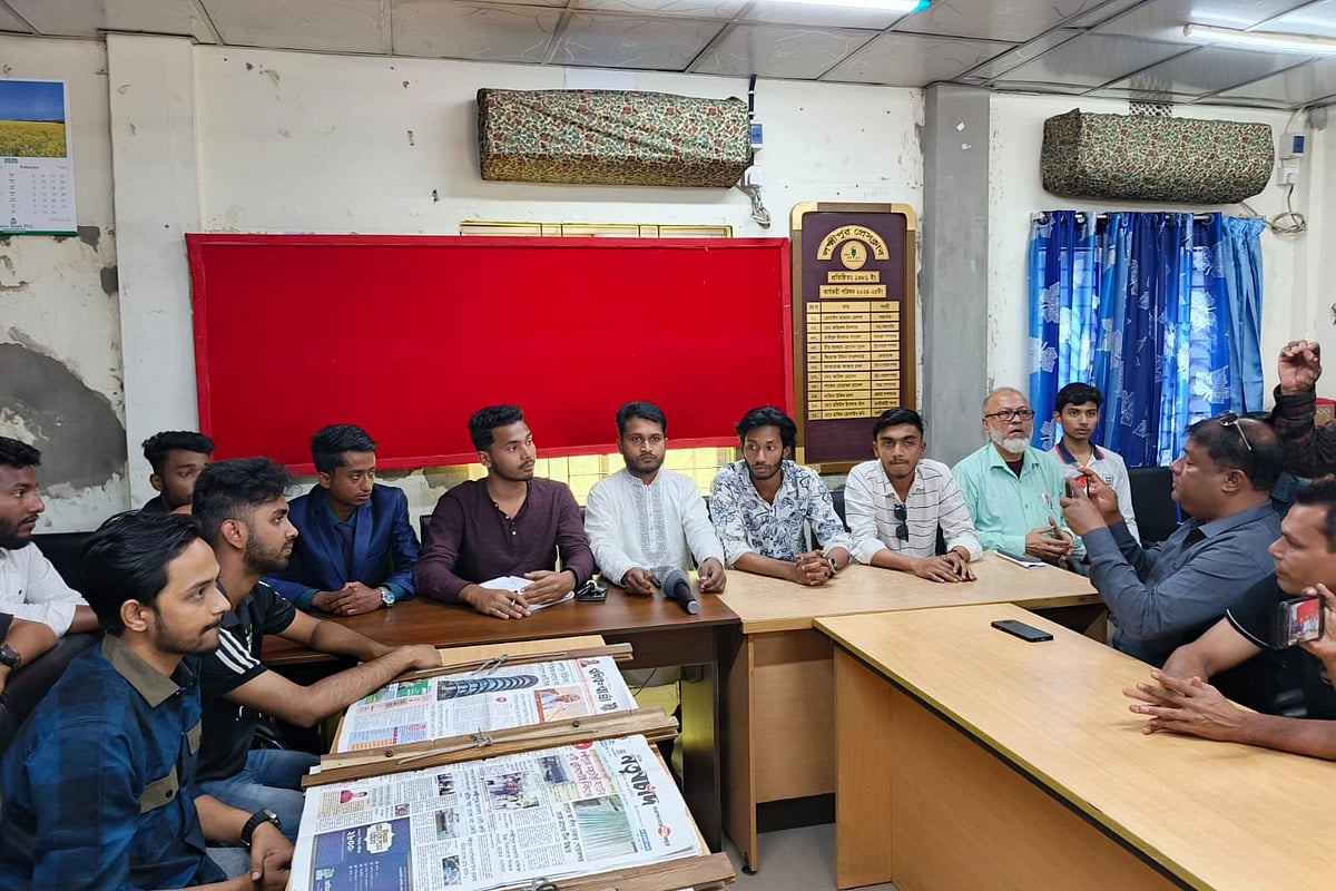 লক্ষ্মীপুরে বৈষম্যবিরোধী ছাত্র আন্দোলনের কমিটি থেকে পদত্যাগকারী শিক্ষার্থীদের সংবাদ সম্মেলন। আজ দুপুরে