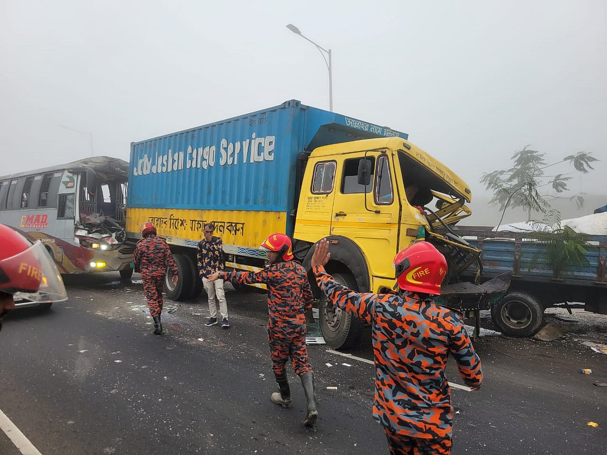 শ্রীনগরে এক্সপ্রেসওয়েতে যাত্রীবাহী বাস, ট্রাকসহ তিনটি গাড়ির মধ্যে সংঘর্ষ হয়েছে। আজ সোমবার সকালে