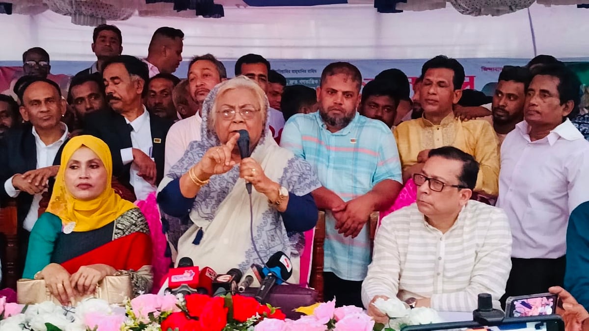 মাদারীপুরে বিএনপির জনসভায় প্রধান অতিথি হিসেবে বক্তব্য দেন দলের স্থায়ী কমিটির সদস্য সেলিমা রহমান। সোমবার সন্ধ্যায় শহরের লেকেরপাড় স্বাধীনতা অঙ্গনে