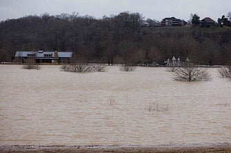 শীতকালীন ঝড়ের প্রভাবে কাম্বারল্যান্ড নদীর পানি উপচে টেনেসির লিবার্টি পার্ক ভেসে যাচ্ছে। ১৬ ফেব্রুয়ারি ২০২৫