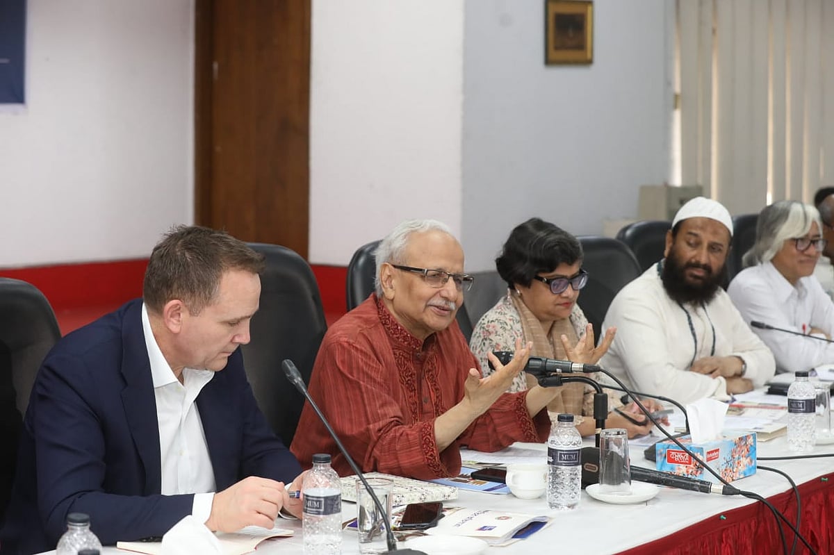 নির্বাচনব্যবস্থা সংস্কার কমিশনের প্রধান বদিউল আলম মজুমদার ‘সম্প্রীতি সংলাপ’ শীর্ষক আলোচনা সভায় বক্তব্য দেন। ঢাকা, ১৭ ফেব্রুয়ারি