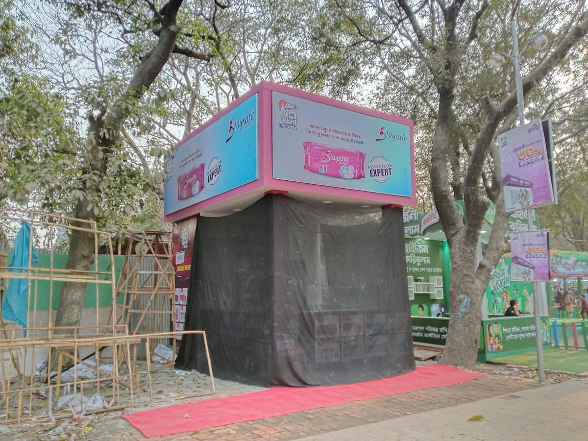 স্যানিটার ন্যাপকিন বিক্রি করায় অমর একুশে বইমেলায় ‘স্টে সেফ’–এর এই স্টল গতকাল রোববার বন্ধ করে দেওয়া হয়। আজ সোমবার সেখানে গিয়ে আর স্টলটি দেখা যায়নি