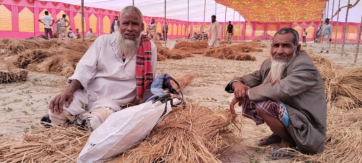 তিস্তা নদীর রক্ষা আন্দোলন কর্মসূচিতে এসেছেন আজহার আলী ও সিরাজুল ইসলাম। তাঁদের বাড়ি লালমনিরহাটের রাজপুরে। তিস্তা রেলসেতুর লালমনিরহাট সদর প্রান্তে