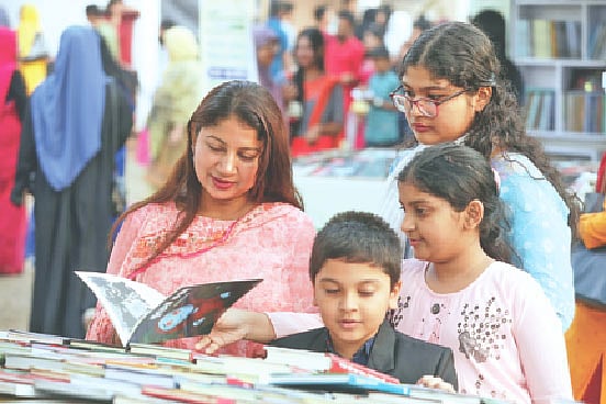 অমর একুশে বইমেলায় অনেকেই আসছেন শিশুদের নিয়ে। পছন্দের বই দেখছেন তঁারা। গতকাল সোহরাওয়ার্দী উদ্যানে
