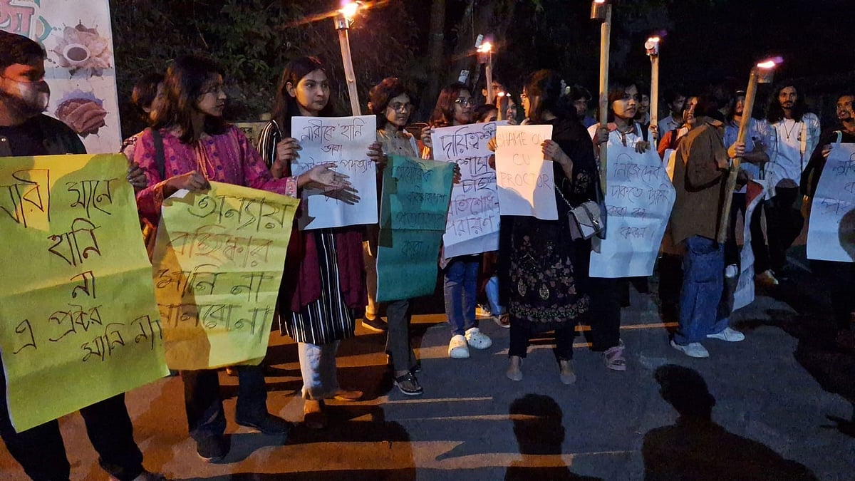 প্রক্টরের পদত্যাগ ও ৯ ছাত্রীর বহিষ্কারের আদেশ প্রত্যাহারের দাবিতে মশাল মিছিল করেছেন শিক্ষার্থীরা। আজ সন্ধ্যায় চট্টগ্রাম বিশ্ববিদ্যালয় ক্যাম্পাসে