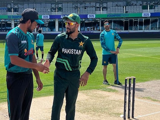 টস জেতার পর বাংলাদেশ অধিনায়ক নাজমুল হোসেনকে অভিনন্দন জানাচ্ছেন পাকিস্তান শাহিনসের অধিনায়ক