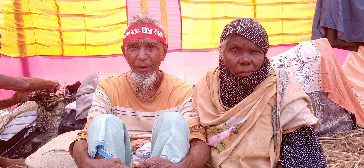 তিস্তার ভাঙনে বাড়িঘর সব হারিয়ে গতকাল সোমবার থেকে তিস্তা বাঁচাও আন্দোলনের অবস্থান কর্মসূচিতে অংশ নিয়েছেন সোলেমান আলী ও ময়না বেগম দম্পতি। আজ মঙ্গলবার দুপুরে লালমনিরহাট সদরের গোকুন্ডার তিস্তাপারের আশ্রয়শিবিরে