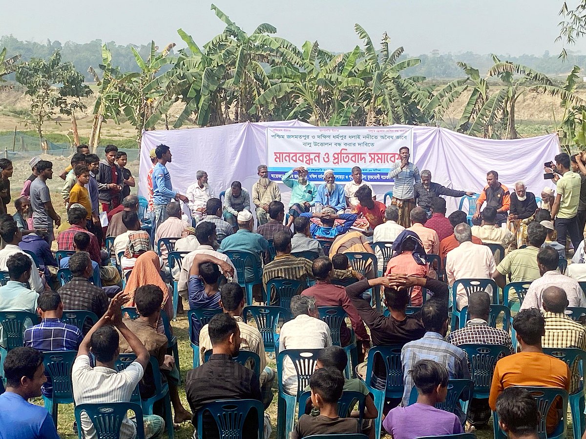 ধলাই নদ থেকে বালু উত্তোলন বন্ধের দাবিতে এলাকাবাসীর মানববন্ধন ও প্রতিবাদ সভা। আজ মঙ্গলবার সকালে মৌলভীবাজারের কমলগঞ্জের পশ্চিম জসমতপুর এলাকায়