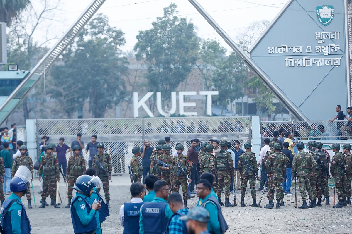 পরিস্থিতি নিয়ন্ত্রণে কুয়েটের প্রধান ফটকে আইনশৃঙ্খলা বাহিনীর সদস্যদের অবস্থান। আজ মঙ্গলবার বিকেলে