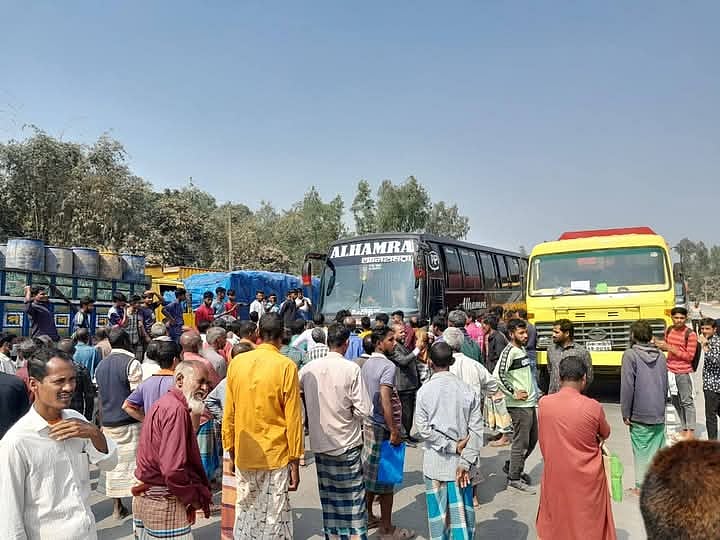গাইবান্ধায় হিমাগারে আলু রাখার বুকিং স্লিপ না পাওয়ায় মহাসড়ক অবরোধ করেন কৃষকেরা। আজ মঙ্গলবার গোবিন্দগঞ্জ উপজেলা সদরের হিমাদ্রি কোল্ডস্টোরেজের সামনে ঢাকা-রংপুর মহাসড়কে