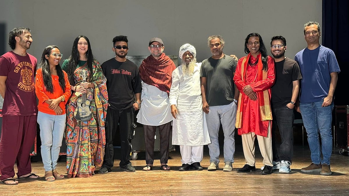 উপদেষ্টা মোস্তফা সরয়ার ফারুকীর সঙ্গে শিল্পীরা। ছবি: সংস্কৃতিবিষয়ক মন্ত্রণালয়