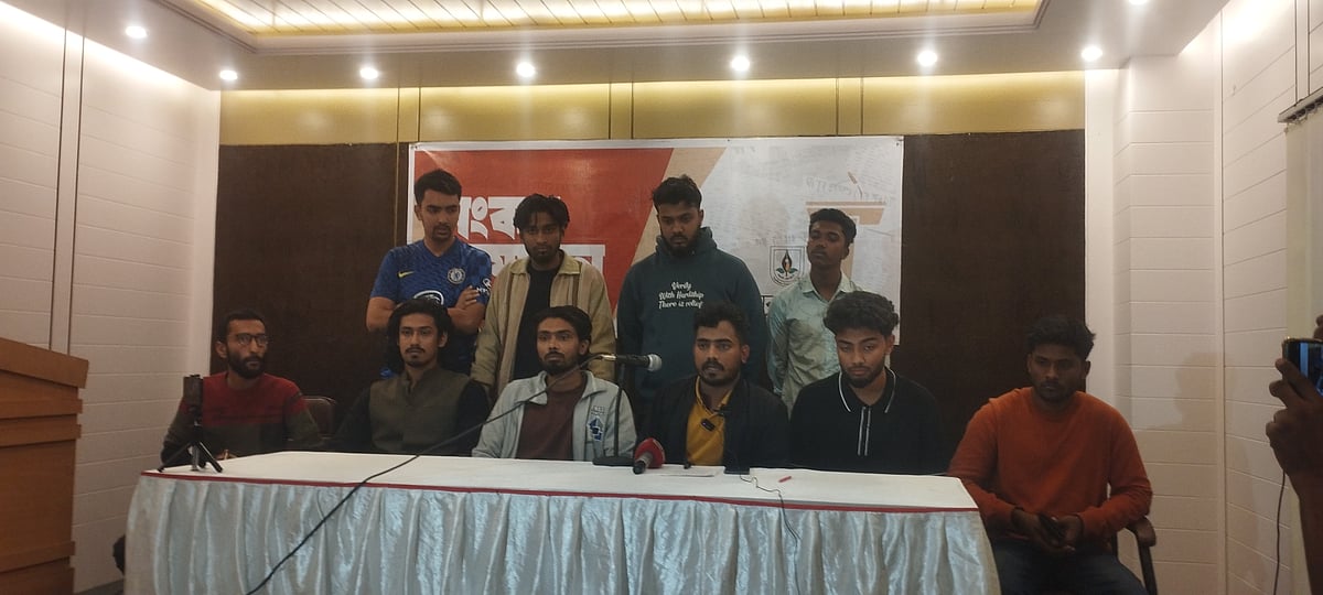 ‌সিলেটে বৈষম্যবিরোধী ছাত্র আন্দোলনের সমন্বয়ক আসাদুল্লাহ আল গা‌লিবকে অবা‌ঞ্ছিত ঘোষণা করে সংবাদ সম্মেলন। মঙ্গলবার রাতে প্রেসক্লাবের সম্মেলনকক্ষে