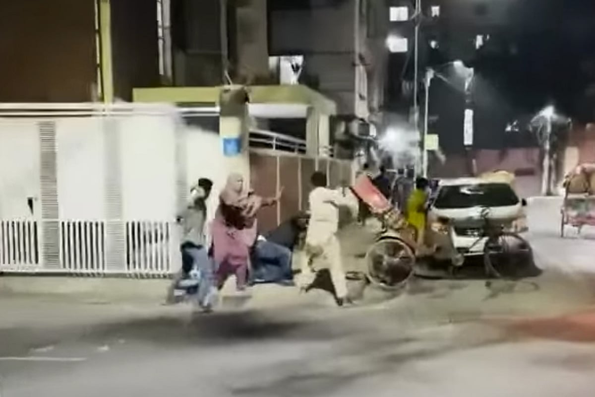 ভিডিওতে দেখা যায়, এক নারী ও এক পুরুষের ওপর ধারালো অস্ত্র (রামদা) দিয়ে হামলা করছেন দুজন