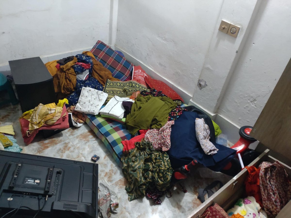 গতকাল রাতে হামলার পর আজ সকালে  ঘরের ভেতর এভাবেই ছড়িয়ে–ছিটিয়ে ছিল জিনিসপত্র। ধুনট পৌর এলাকায় পৌর স্বেচ্ছাসেবক লীগের এক নেতার বাড়িতে