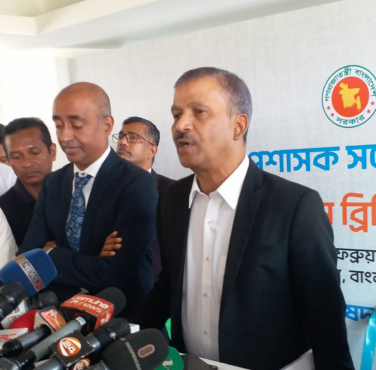 ডিসি সম্মেলনের অধিবেশন শেষে সাংবাদিকদের সঙ্গে কথা বলছেন আইন উপদেষ্টা আসিফ নজরুল