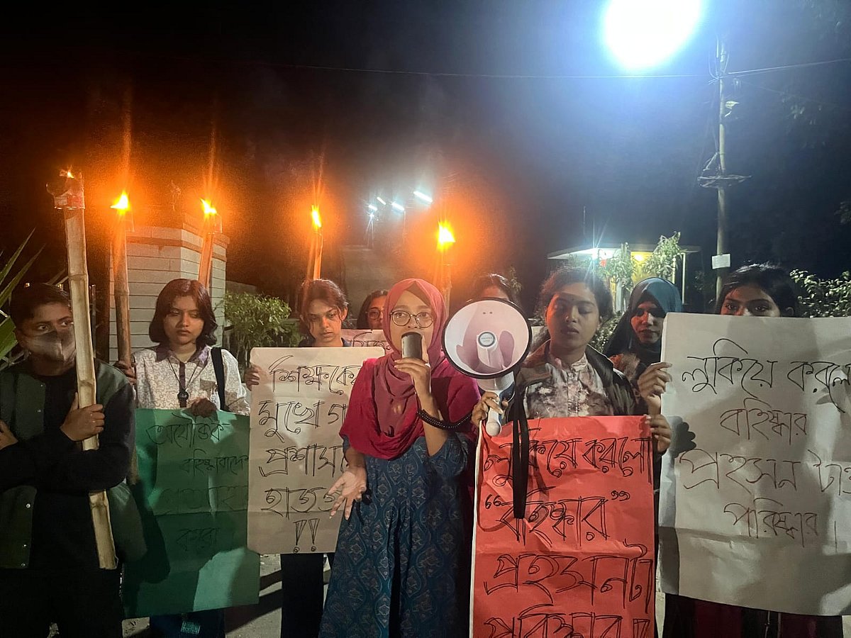 প্রক্টরের পদত্যাগ ও ৯ ছাত্রীর বহিষ্কারের আদেশ প্রত্যাহারের দাবিতে মশাল মিছিল করেছেন শিক্ষার্থীরা। ১৭ ফেব্রুয়ারি, চট্টগ্রাম বিশ্ববিদ্যালয় ক্যাম্পাসে