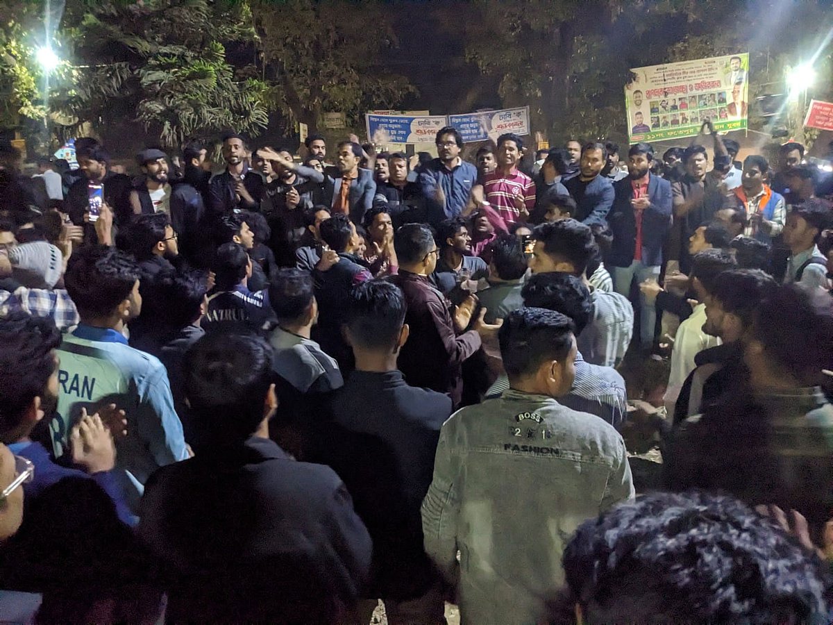 চট্টগ্রাম বিশ্ববিদ্যালয়ে ছাত্রদল ও বৈষম্যবিরোধী ছাত্রদের মুখোমুখি অবস্থান। আজ রাত ৯টা ৪০ মিনিটে