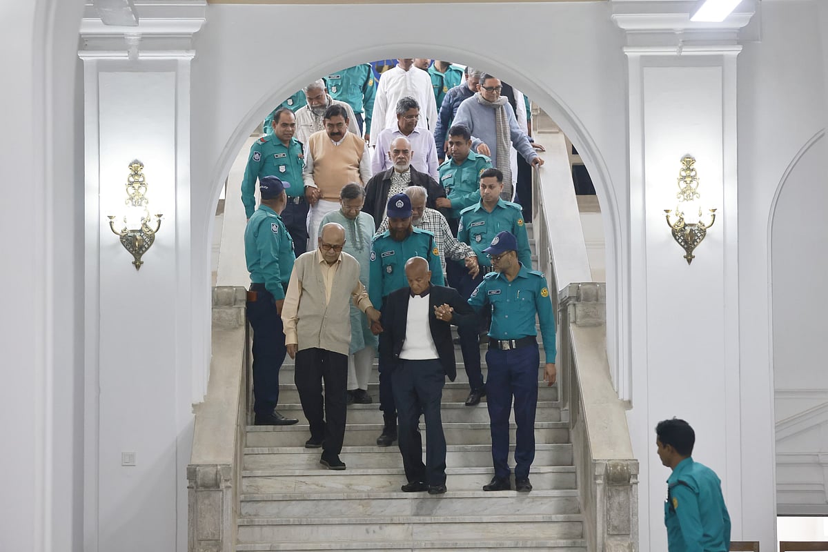 আন্তর্জাতিক অপরাধ ট্রাইব্যুনালে আসামিদের হাজিরা শেষে বের করে নিয়ে যাওয়া হচ্ছে। আজ মঙ্গলবার দুপুরে