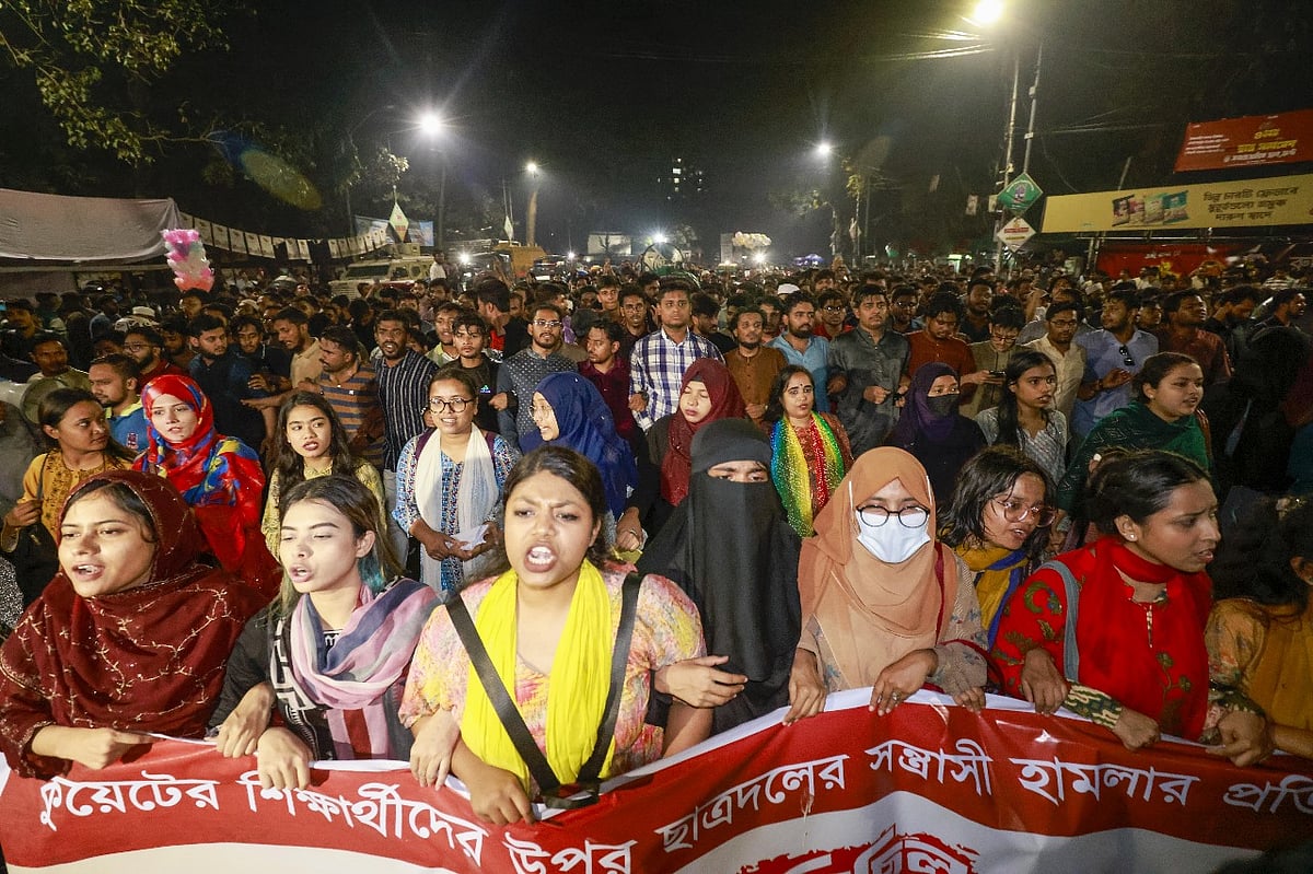 খুলনা প্রকৌশল ও প্রযুক্তি বিশ্ববিদ্যালয়ে (কুয়েট) সংঘর্ষের পর ‘কুয়েটের শিক্ষার্থীদের ওপর ছাত্রদলের সন্ত্রাসী হামলার প্রতিবাদে’ ঢাকা বিশ্ববিদ্যালয় ক্যাম্পাসে বিক্ষোভ করে বৈষম্যবিরোধী ছাত্র আন্দোলন। মঙ্গলবার সন্ধ্যায় এই বিক্ষোভ সমাবেশে বক্তব্য দেন বৈষম্যবিরোধী ছাত্র আন্দোলনের আহ্বায়ক হাসনাত আবদুল্লাহ