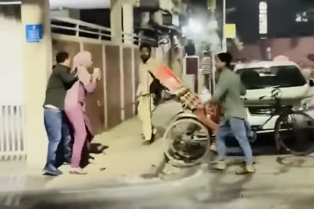 ঘটনাটি ঘটে গতকাল সোমবার রাত ৯টার দিকে, উত্তরার ৭ নম্বর সেক্টরের ৯ নম্বর রোডে