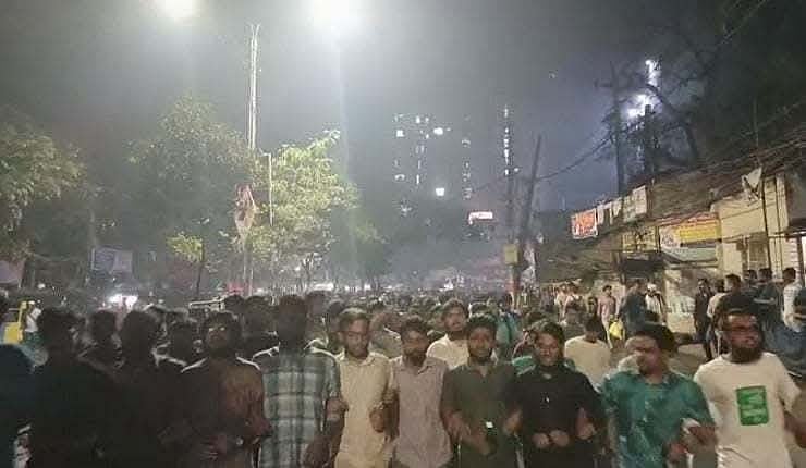 কুয়েটে শিক্ষার্থীদের ওপর ‘সন্ত্রাসী’ হামলার প্রতিবাদে জগন্নাথ বিশ্ববিদ্যালয়ের শিক্ষার্থীদের বিক্ষোভ মিছিল