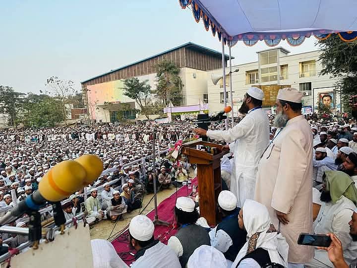 কক্সবাজার কেন্দ্রীয় ঈদগাহ ময়দানে বাংলাদেশ খেলাফত মজলিস আয়োজিত এক গণসমাবেশে বক্তব্য দেন মাওলানা মামুনুল হক