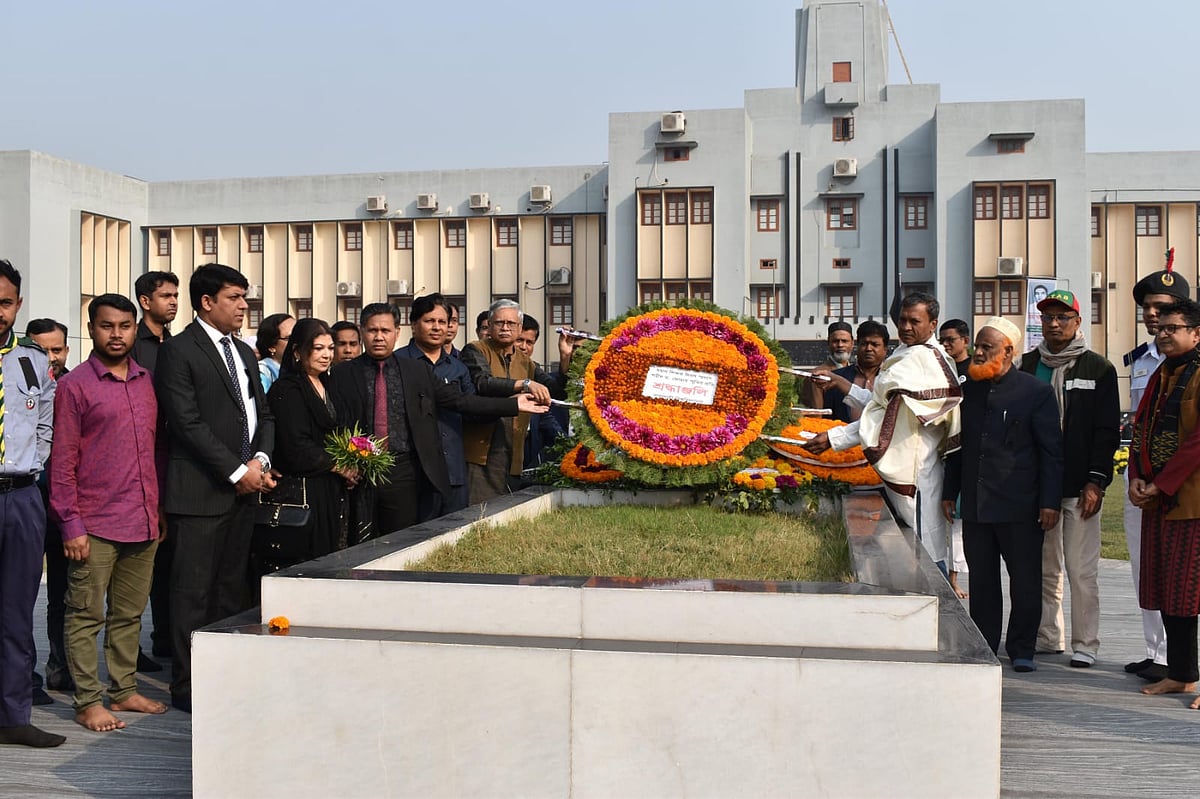 শাহাদাতবার্ষিকী উপলক্ষে শহীদ বুদ্ধিজীবী শামসুজ্জোহার সমাধিতে রাজশাহী বিশ্ববিদ্যালয় প্রশাসনের পক্ষ থেকে  পুষ্পস্তবক অর্পণ করা হয়। আজ মঙ্গলবার সকালে ক্যাম্পাসের জোহা চত্বরে
