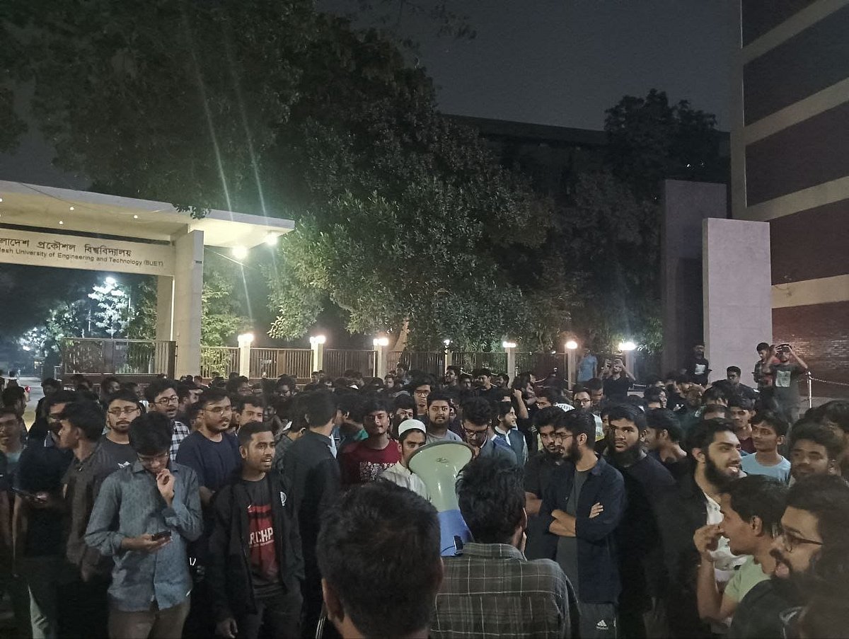 খুলনা প্রকৌশল ও প্রযুক্তি বিশ্ববিদ্যালয় (কুয়েট) ক্যাম্পাসে বৈষম্যবিরোধী ছাত্র আন্দোলনের নেতা–কর্মীদের ওপর হামলার প্রতিবাদে বিক্ষোভ করেন বুয়েটের একদল শিক্ষার্থী। ঢাকা, ১৮ ফেব্রুয়ারি