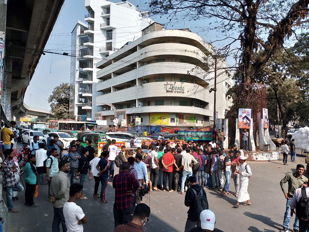 বৈষম্যবিরোধী ছাত্র আন্দোলনের একাংশের সড়ক অবরোধ। আজ বেলা ২টার দিকে নগরের লালখান বাজার এলাকায়