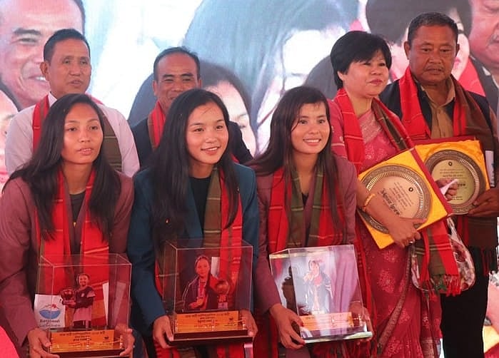 রুপনা, ঋতুপর্ণা ও মনিকা চাকমাদের প্রথম কোচ বীর সেন চাকমা (সর্বডানে)